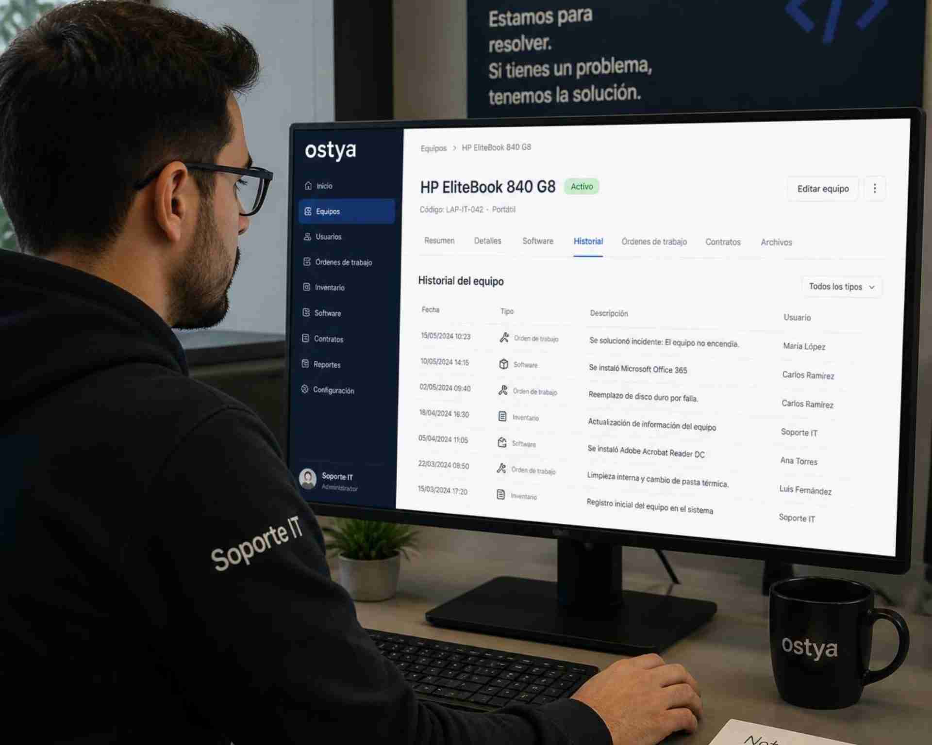 Técnico de soporte IT revisando historial de equipos en Ostya.app